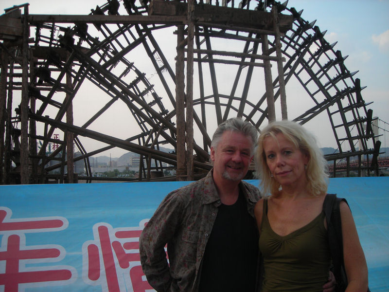 Carla Durville en Johan Meijering, de beide dansers van Nostalgía in The Lanzhou Waterwheel Museum and Exhibition Hall kort voor de eerste voorstelling op 25 juli 2007.