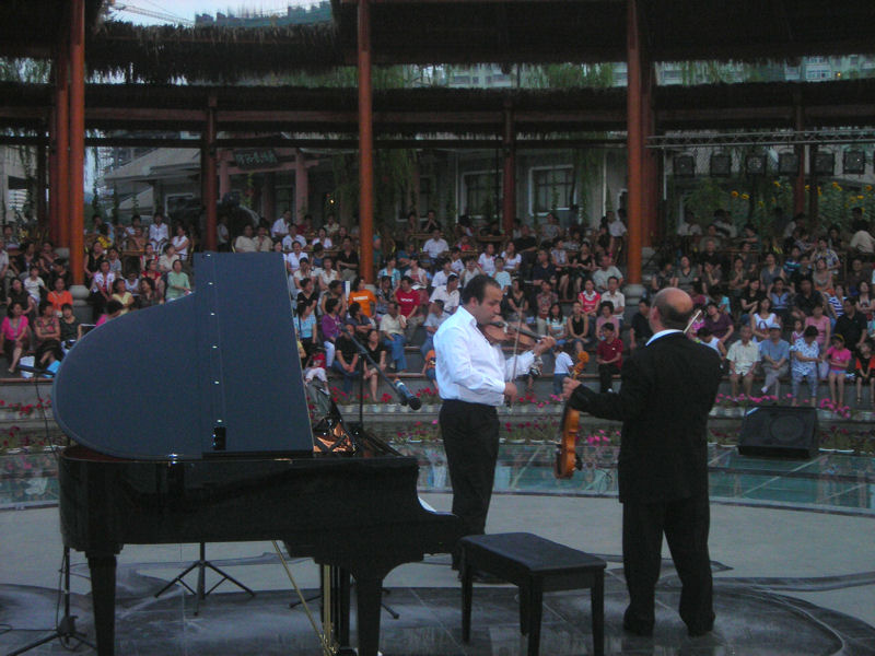 Inspelen van de beide violisten Faiz en Rauf Guseinov, kort voor de eerste voorstelling op 25 juli 2007.
