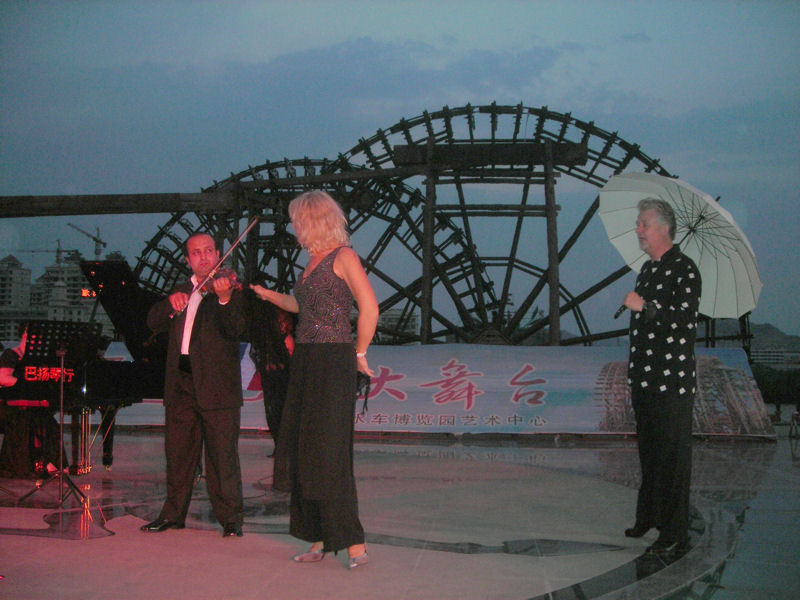 Rauf Guseinov, Carla Durville en Johan Meijering tijdens de opkomst van het eerste nummer: Love story.