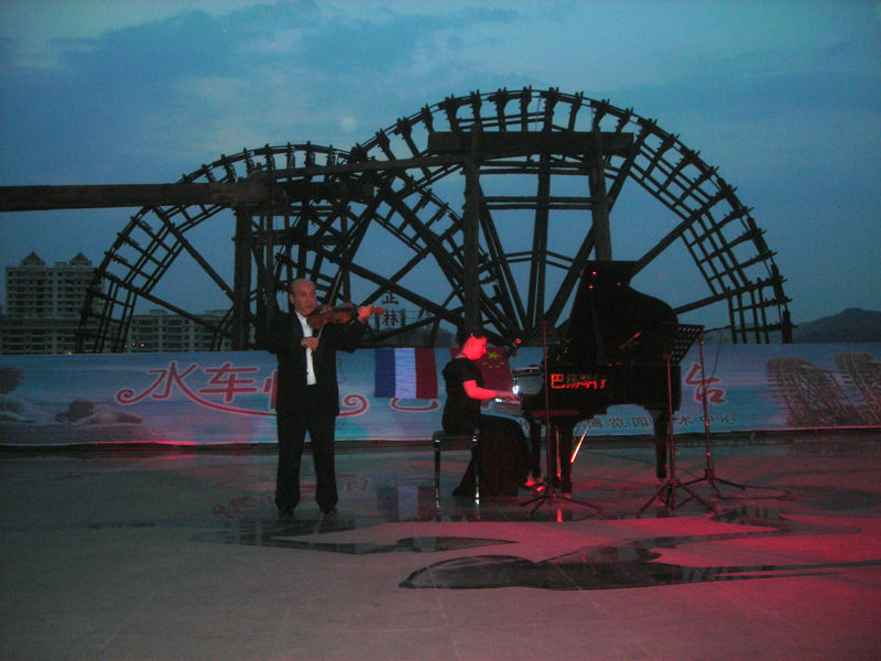 Faiz Guseinov (violist) en Anastasia Goldberg (paniste) tijdens concert in The Lanzhou Waterwheel Museum and Exhibition Hall op 25 juli 2007.