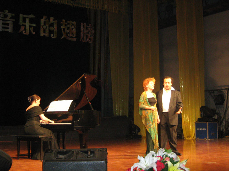 Anastasia Goldberg (pianiste), Natalja Yakovleva (sopraan), Rauf Guseinov (tenor). Gecombineerde voorstelling (n de pauze). Gansu Province Theatre op 27 juli 2007.