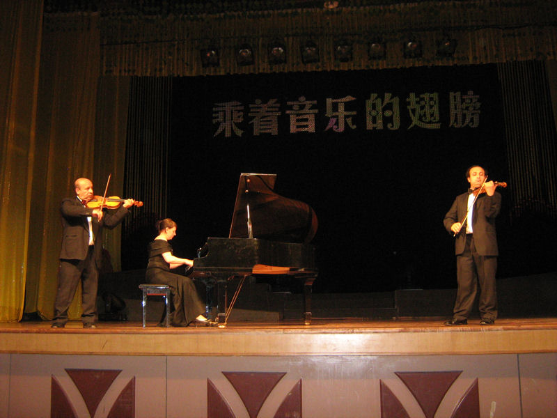 Anastasia Goldberg (pianiste) en de beide violisten Faiz en Rauf Guseinov. Gecombineerde voorstelling (n de pauze). Gansu Province Theatre op 27 juli 2007.