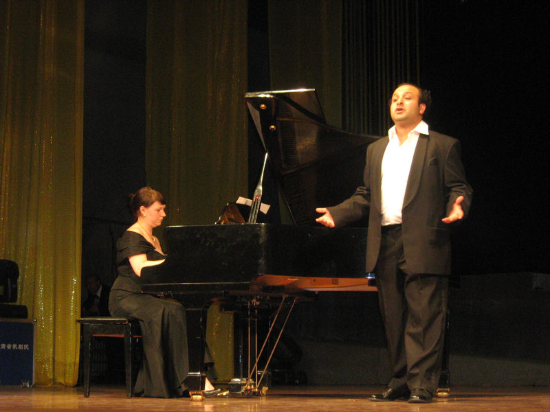 Anastasia Goldberg (pianiste) en Rauf Guseinov (tenor). Gecombineerde voorstelling (n de pauze). Gansu Province Theatre op 27 juli 2007.