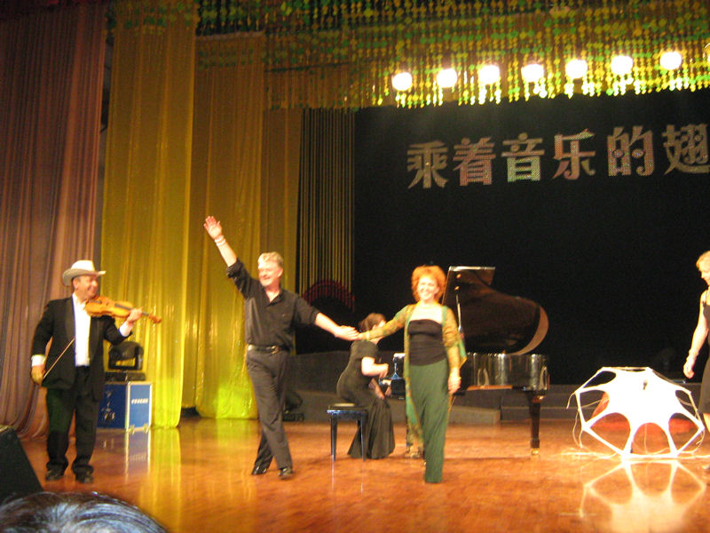 Einde gecombineerde voorstelling Nostalgía in het Gansu Province Theatre op 27 juli 2007.