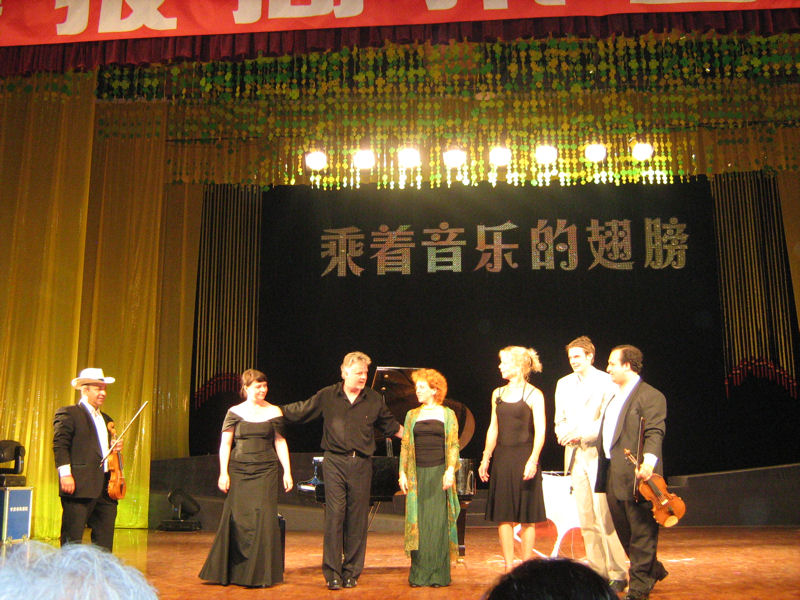Einde gecombineerde voorstelling Nostalgía in het Gansu Province Theatre op 27 juli 2007.