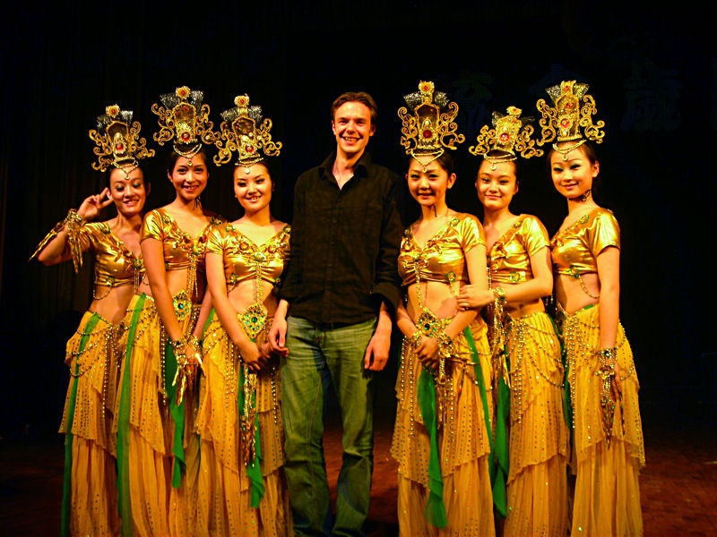 Artiesten Nostalgía verenigd met de dansers (Dun Huang Charming) van het Gansu Province Theatre op 20 juli 2007.