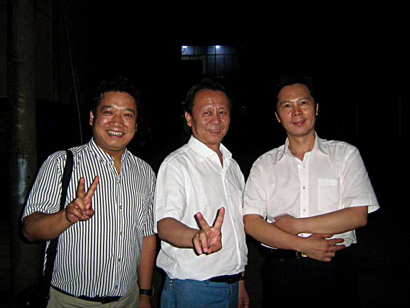 In het midden de directeur van het Gansu Province Theatre, de heer Peng Zhiiming geflankeerd door afgevaardigden van het provinciaal bestuur van Gansu.