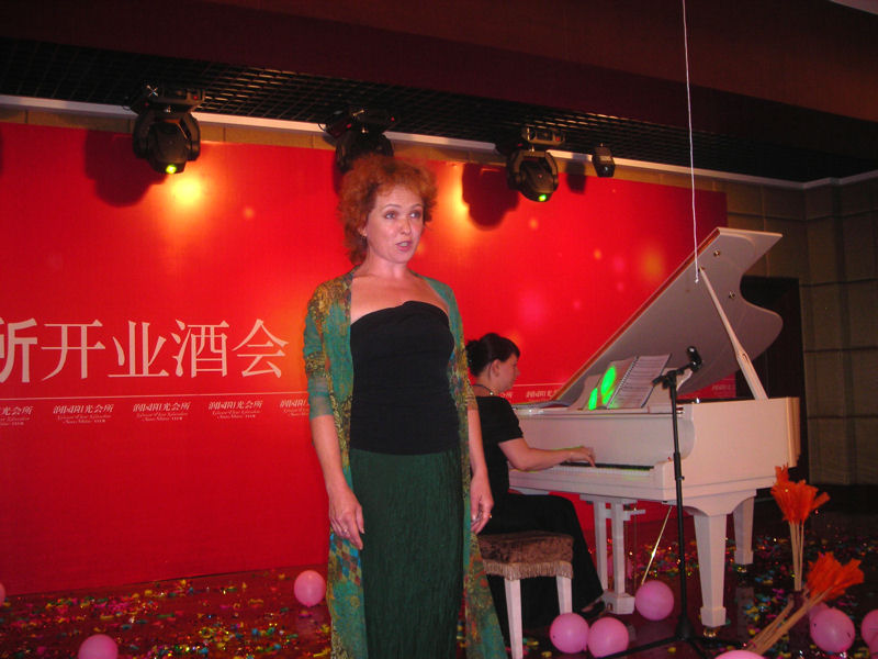 Natalja Yakovleva (sopraan) en Anastasia Goldberg (pianiste). Optreden tijdens de opening van het Runyuan Yanggang Congrescentrum op 30 juli 2007.