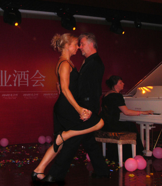 Carla Durville en Johan Meijering (dansers Argentijnse Tango) en Anastasia Goldberg (pianiste). Optreden tijdens de opening van het Runyan Yanggang Congrescentrum op 30 juli 2007.
