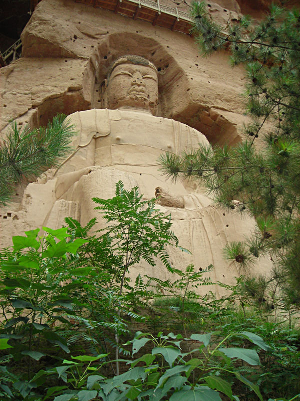Boeddha in de rotsen van de Bing Ling Cave Temple in de Dasigou-vallei. Ca. 35 km zuidwest van de stad Yong Jing.