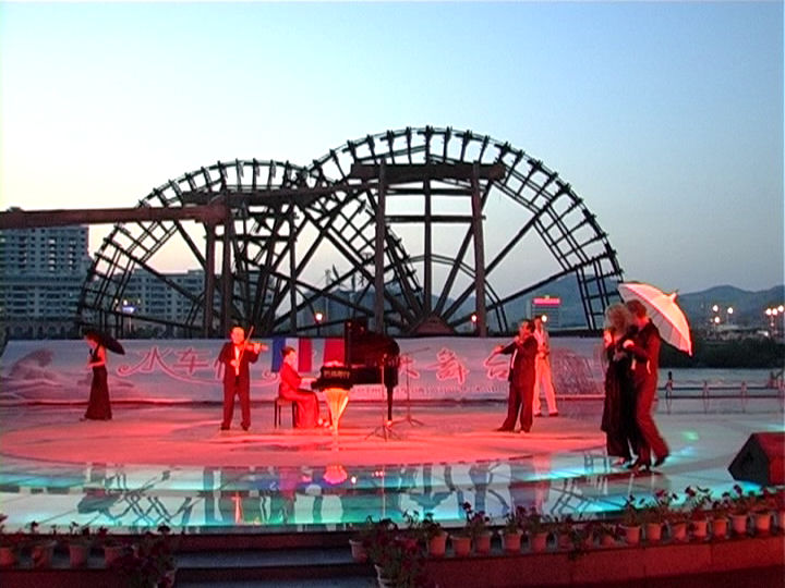 Een impressie van de eerste voorstelling in The Lanzhou Waterwheel Museum and Exhibition Hall op 25 juli 2007.