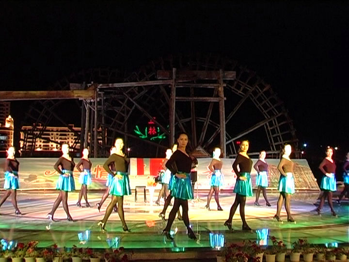 Een impressie van de eerste voorstelling in The Lanzhou Waterwheel Museum and Exhibition Hall op 25 juli 2007 met in de pauze een optreden van een Chinese dansgroep.