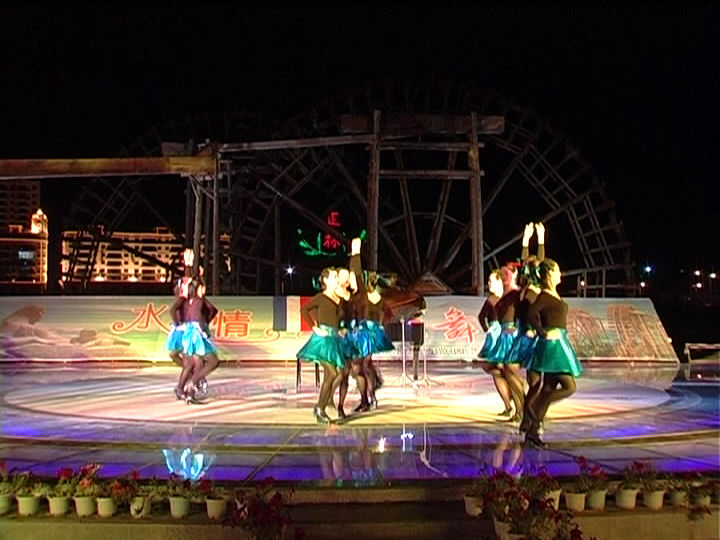 Een impressie van de eerste voorstelling in The Lanzhou Waterwheel Museum and Exhibition Hall op 25 juli 2007 met in de pauze een optreden van een Chinese dansgroep.