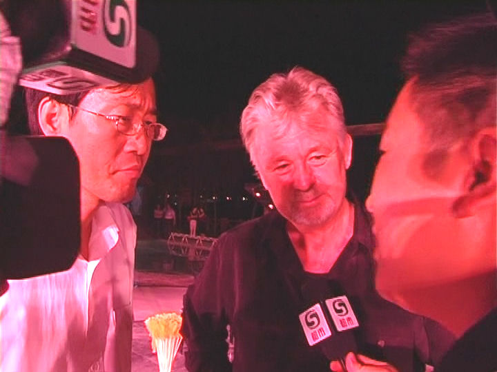 Interview met Benny, vertegenwoordiger van de provincie Gansu (tolk en gids) en Johan Meijering voor de Chinese televisie na afloop voorstelling Nostalgía op 25 juli 2007.
