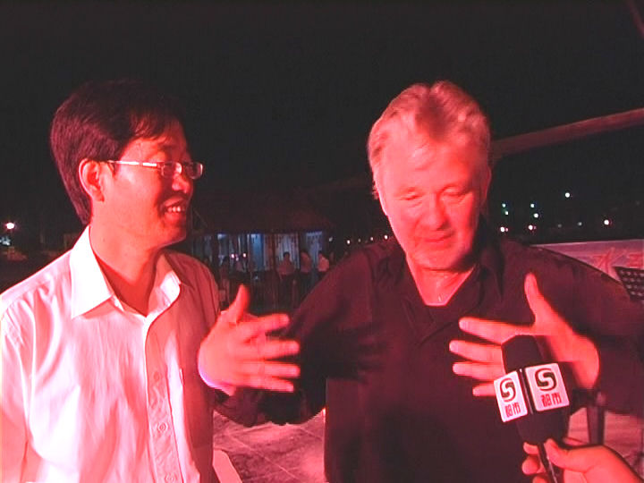 Interview met Benny, vertegenwoordiger van de provincie Gansu (tolk en gids) en Johan Meijering voor de Chinese televisie na afloop voorstelling Nostalgía op 25 juli 2007.