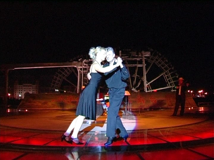 Tango Argentina door Carla Durville en Johan Meijering tijdens eerste voorstelling in The Lanzhou Waterwheel Museum and Exhibition Hall op 25 juli 2007.