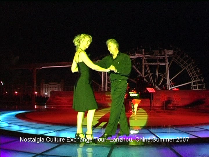 Tango Argentina door Carla Durville en Johan Meijering tijdens eerste voorstelling in The Lanzhou Waterwheel Museum and Exhibition Hall op 25 juli 2007.