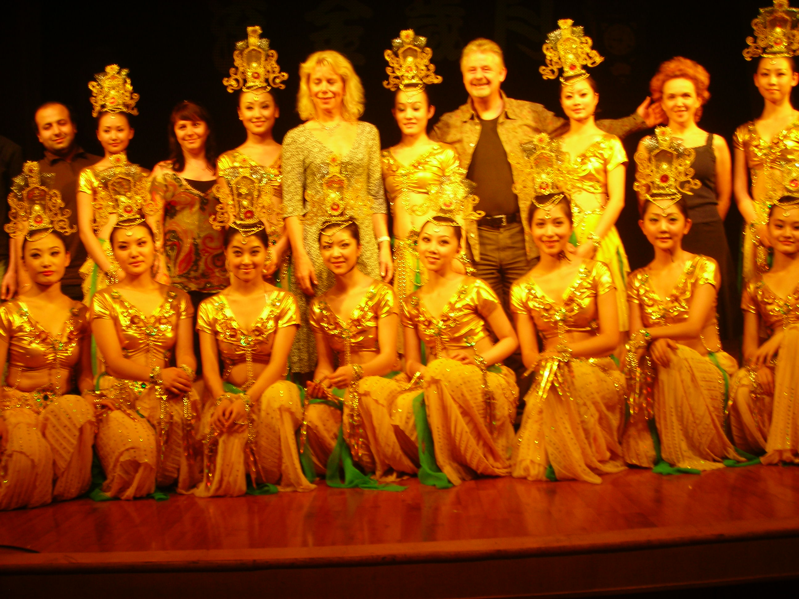 [2007-07-27] Optreden muziek-en dansgezelschap Nostalgía in het Ganzu Province Theater tijdens de China Zomertournee.  Carla Durville en Johan Meijering (m.)-Argentijnse tango