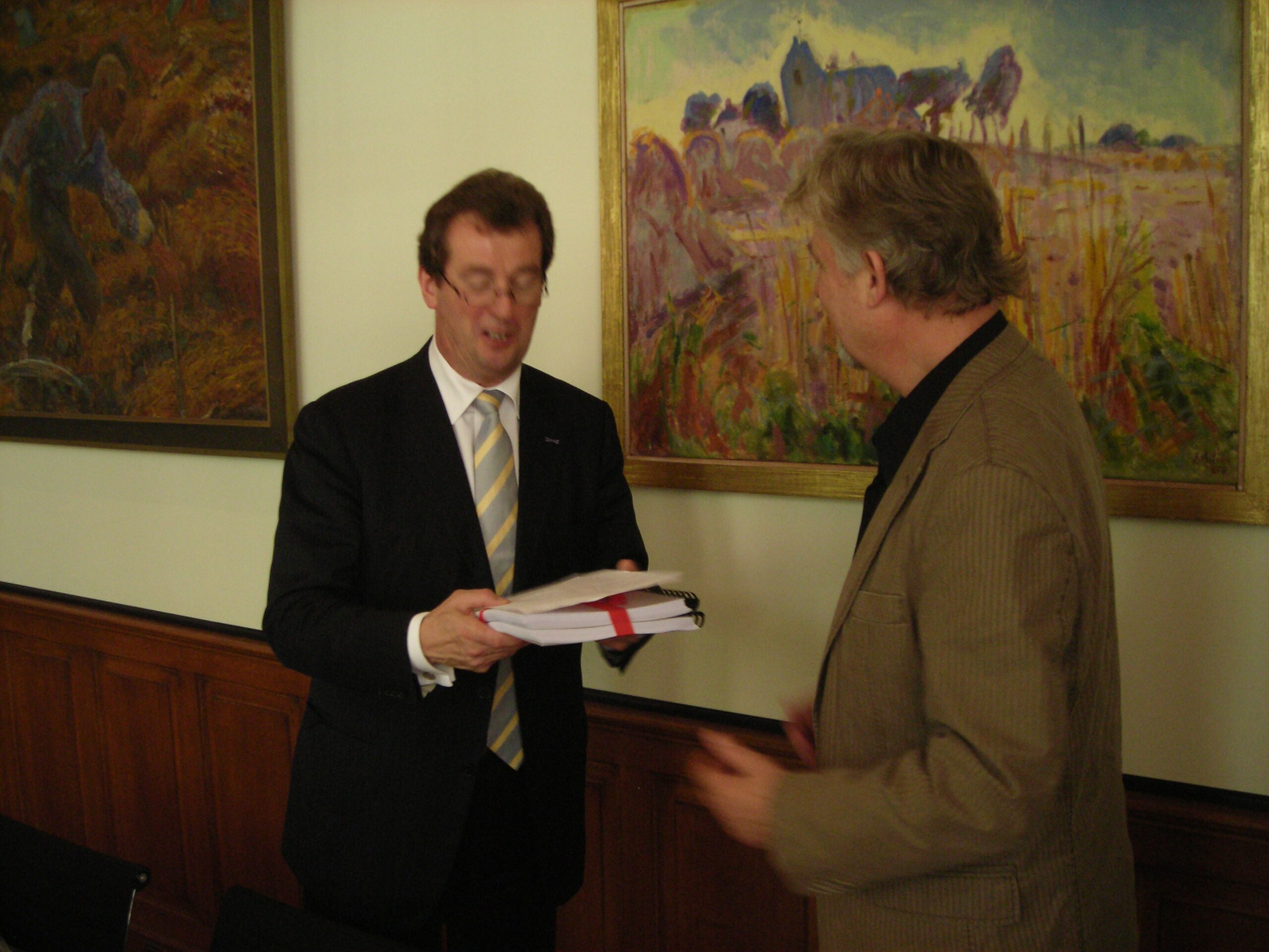 [2007] Hans Alders, Commissaris van de Koningin van Groningen (l.) en Johan Meijering (r.). Overhandiging Publicatie 'Nachtmerrie van een kunstliefhebber.'