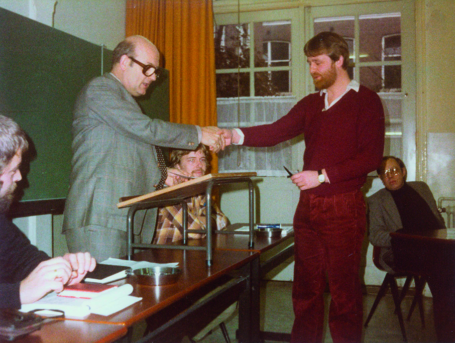 [1980-11-12] Prof. dr. Marinus van Beugen (l.) en Johan_Meijering (r.). Uitreiking doktoraalbul sociale wetenschappen - Leeuwarden