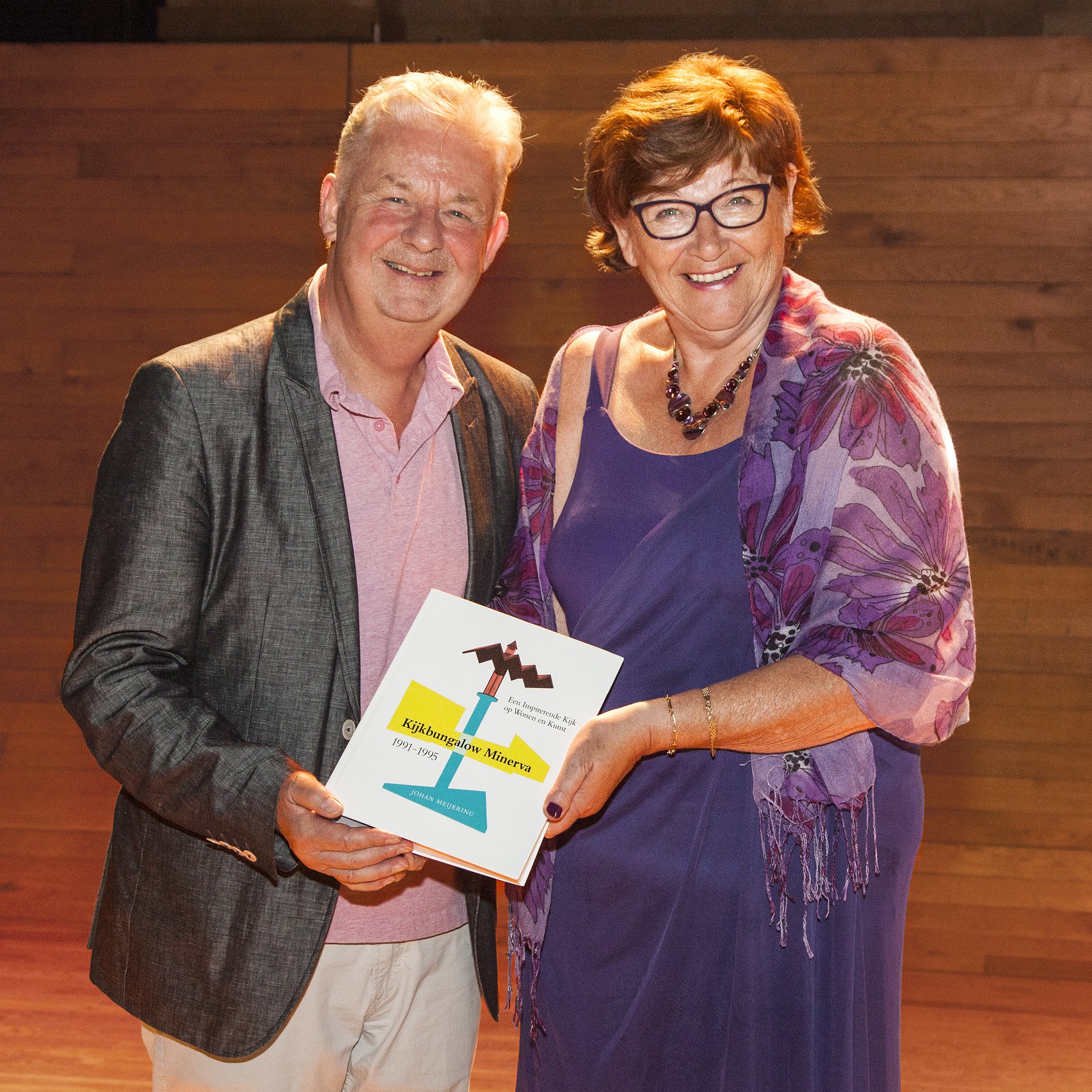 [2016-09-17] Johan Meijering (l.) en Els Zuidema van de Kunstcommissie Hoogkerk. Boekpresentatie Kijkbungalow Minerva. (fotografie Noorderblik - Siska Alkema)