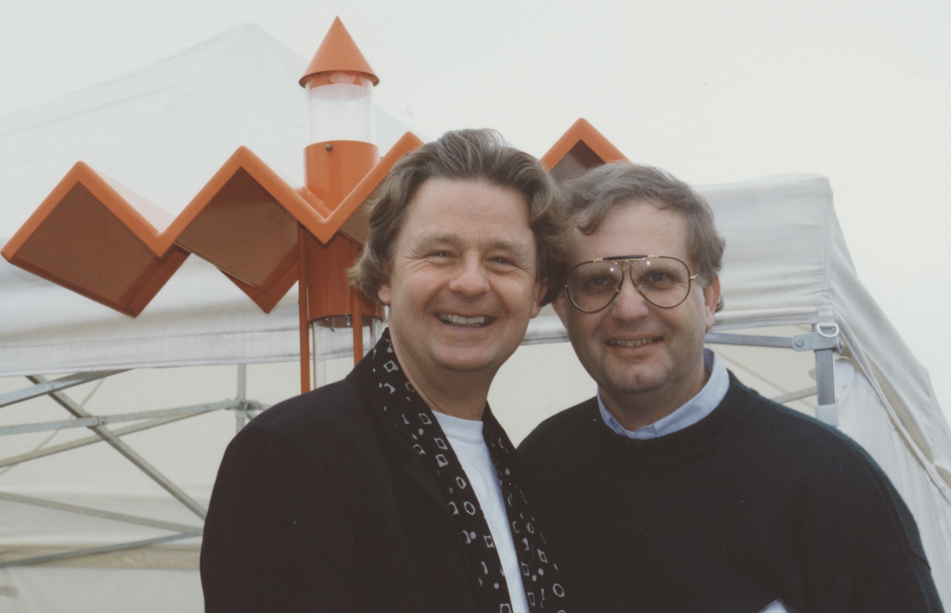 [1993] Beeldend kunstenaar en fotograaf Gijs van der Sleen (r.) en Johan Meijering voor Kijkbungalow Minerva in Groningen (Hoogkerk)