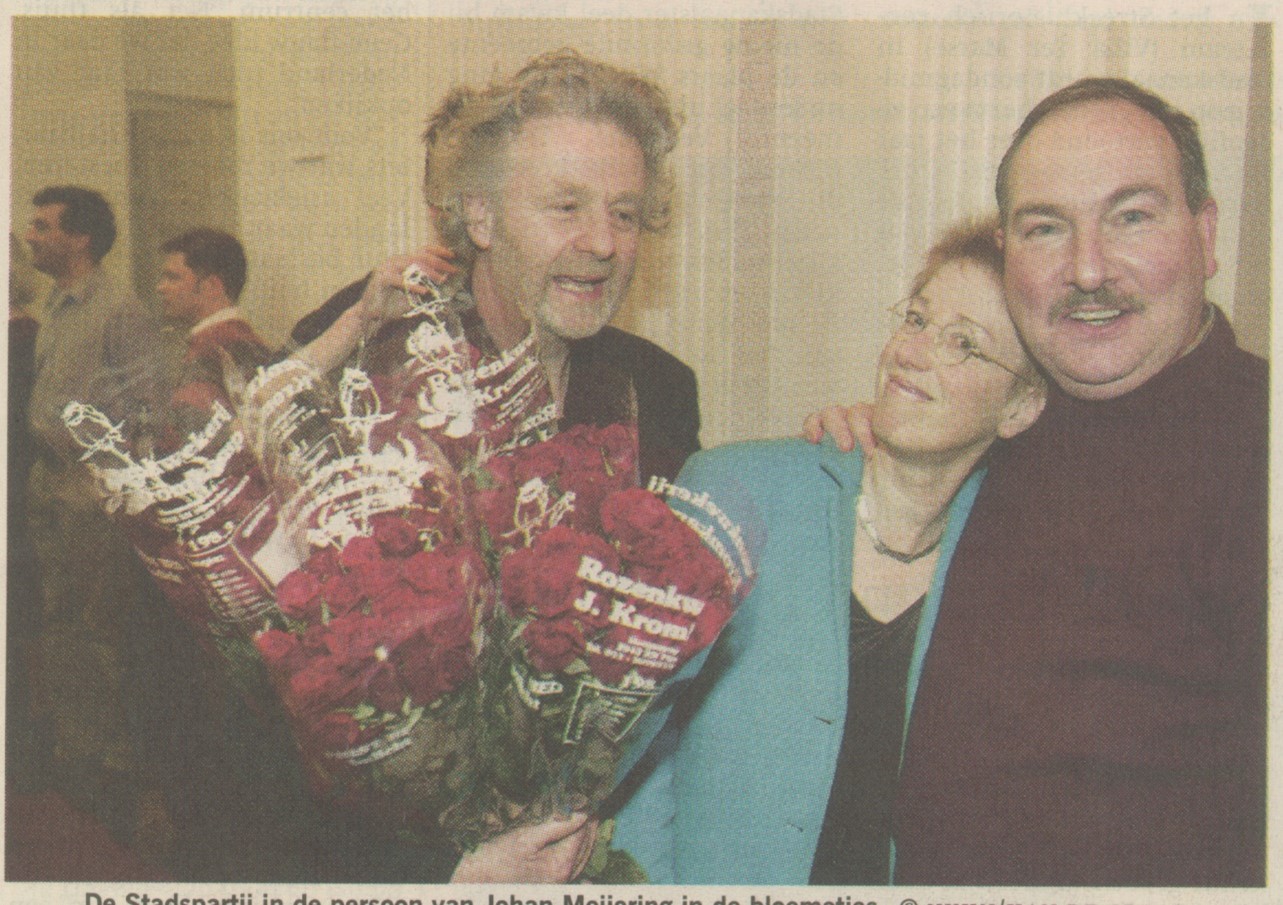 [2002-03-06] Uitslag gemeenteraadsverkiezingen in Stadhuis Groningen. Nieuwe Stadspartij Groningen behaalt twee zetels. v.l.n.r Johan Meijering, Fleur Woudstra (gemeenteraadslid), Gerard offermann (mede-oprichter)