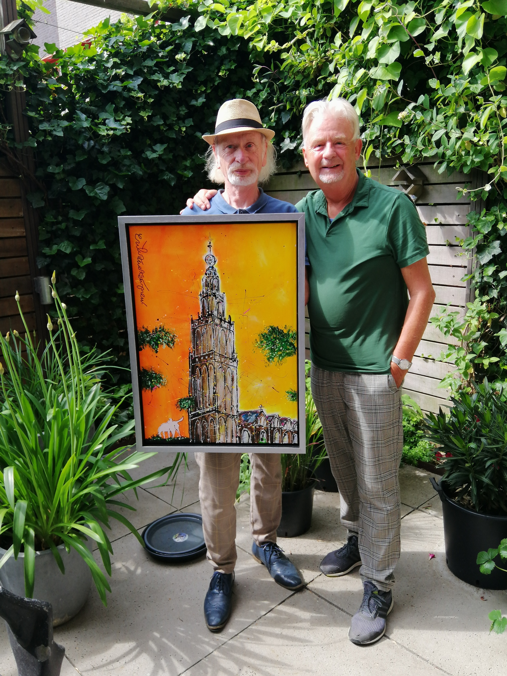 [2023-06-25] v.l.n.r kunstschilder Erik Zwezerijnen met schilderij van de Martinitoren (Groningen) en Johan Meijering