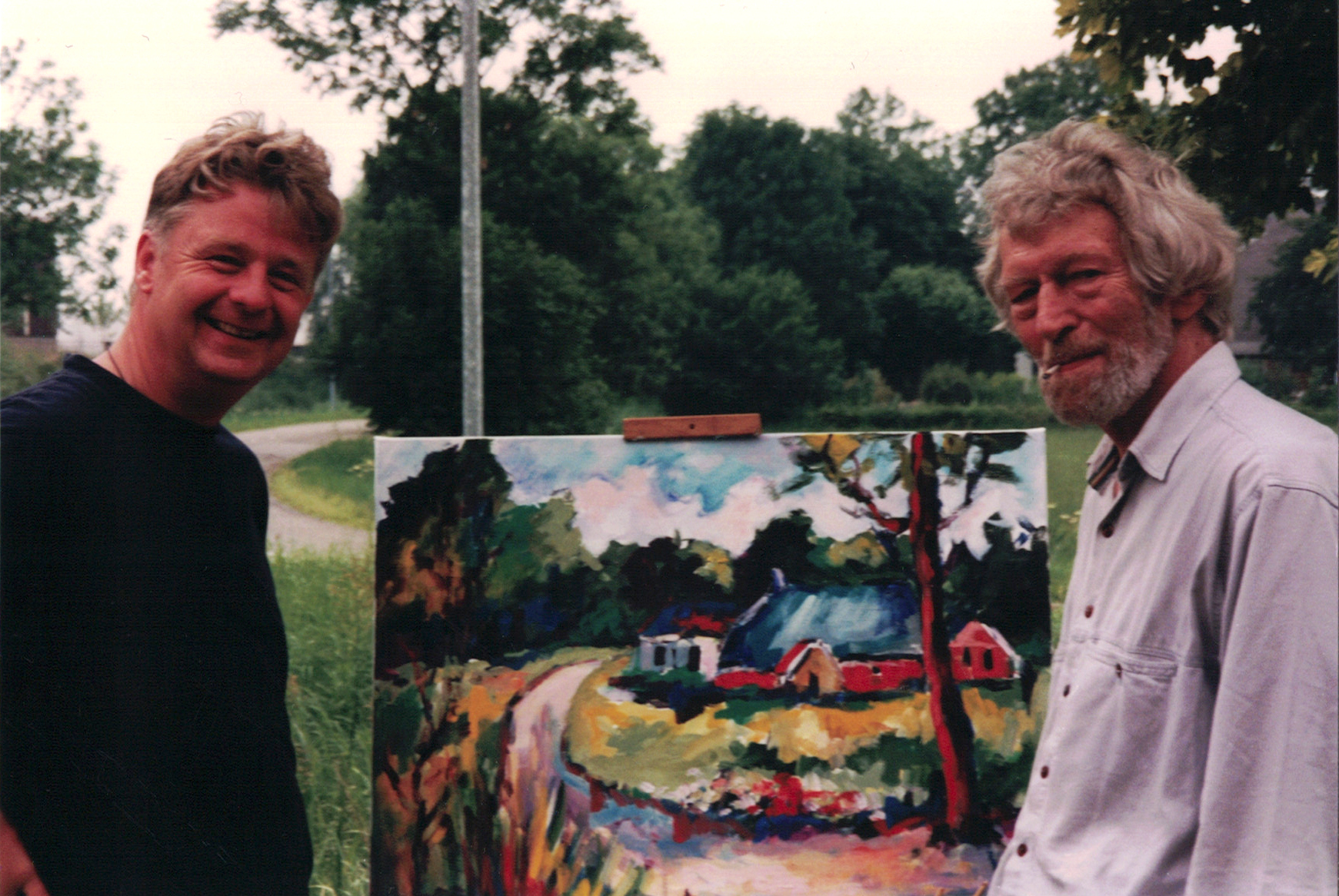 [1997-06-24-25] Johan Meijering (l.) en kunstschilder 'Groninger Ploeg' Arie Zuidersma (r.) - voor woonboerderij Johan. Euvelgunnerweg 36 - Groningen