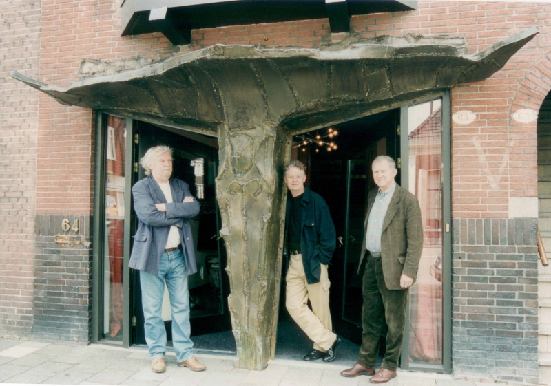 [1999] v.l.n.r Beeldhouwer Hugo Hol, Johan Meijering en architect Jan Brederode  voor de pui van multicultureel centrum La Pasión - Groningen